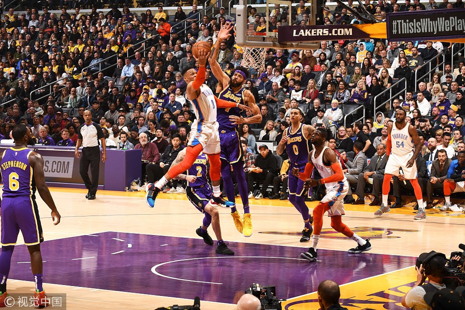 着无数目光 着无数目光